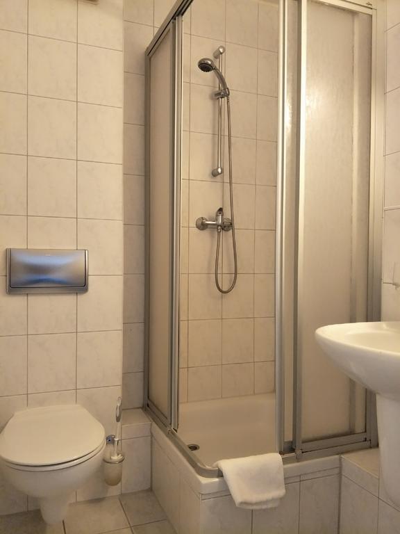 Hotel Zum Gruenen Tor Hoppegarten Extérieur photo