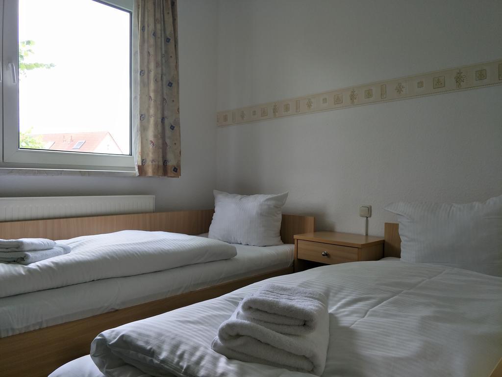 Hotel Zum Gruenen Tor Hoppegarten Extérieur photo