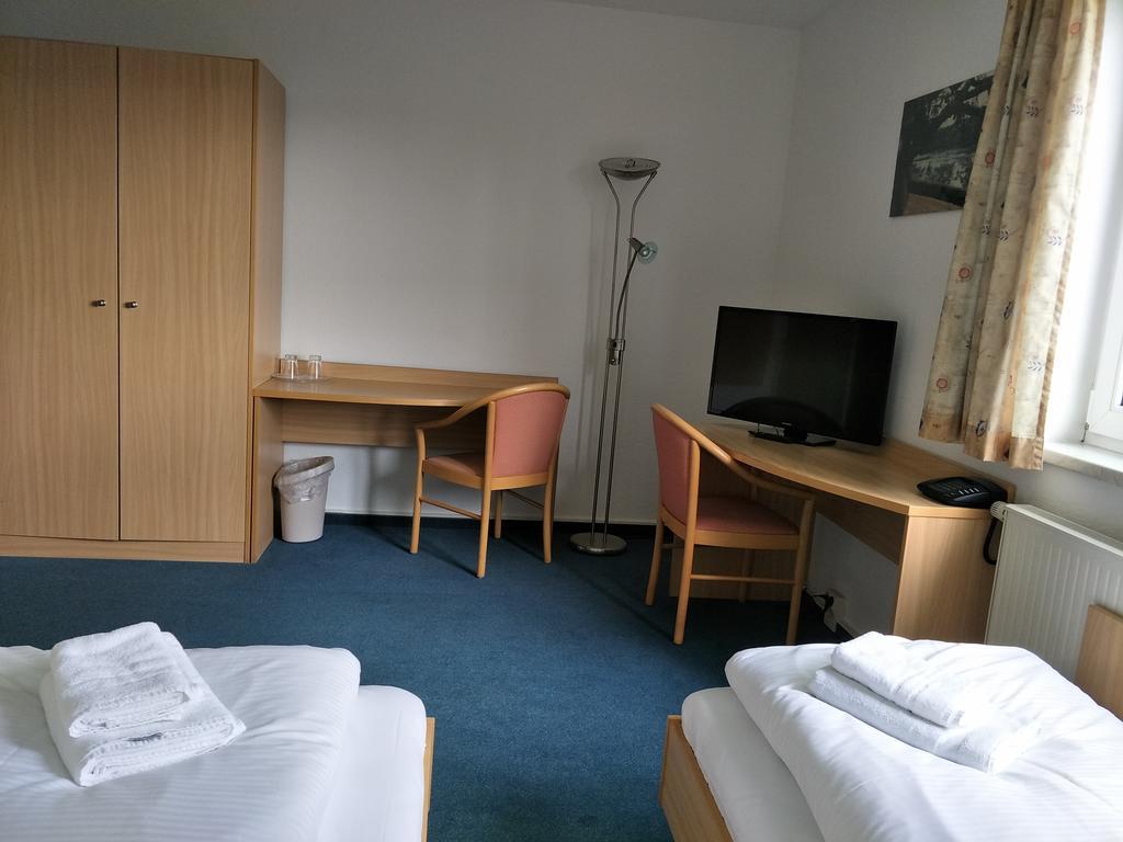 Hotel Zum Gruenen Tor Hoppegarten Extérieur photo